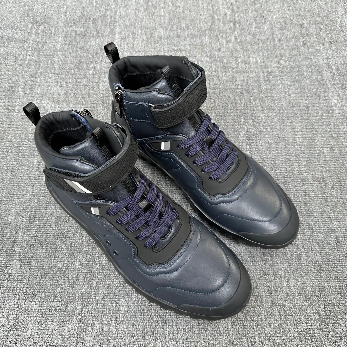 💰880 Prada/Prada’s new men’s spliced ​​casual sports boots! The shoe's exquisite stitching outlines a unique geometric texture, and contemporary lines and details reinterpret the classic sports style. The upper is made of ultra-official material, and the lining is full cowhide. It is lightweight, breathable, practical and versatile. The tongue is decorated with the Prada Milano logo, and the logo print is embellished with the laces. It is paired with a 2.5cm two-color rubber sole to create a comfortable wearing experience. Comes with full set of original packaging dust bag! Size: 39-40-41-42-43-44 (45 customized) standard leather shoe size Item number: 41274651